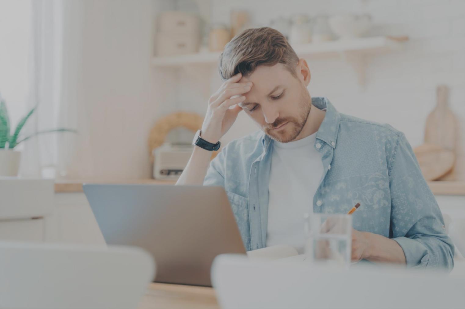 Mesa de trabajo con documentos financieros y calculadora
