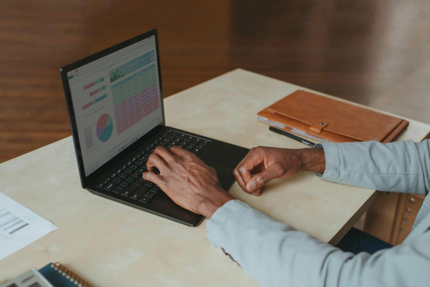 Profesional analizando datos financieros en múltiples pantallas