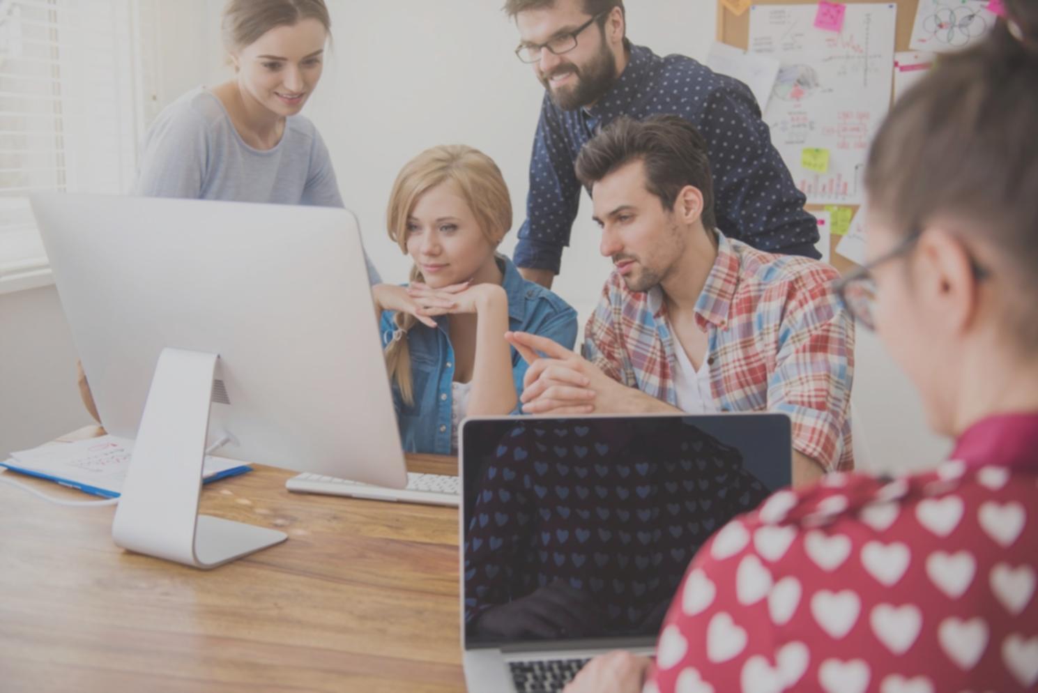 Estudiantes internacionales gestionando sus finanzas personales