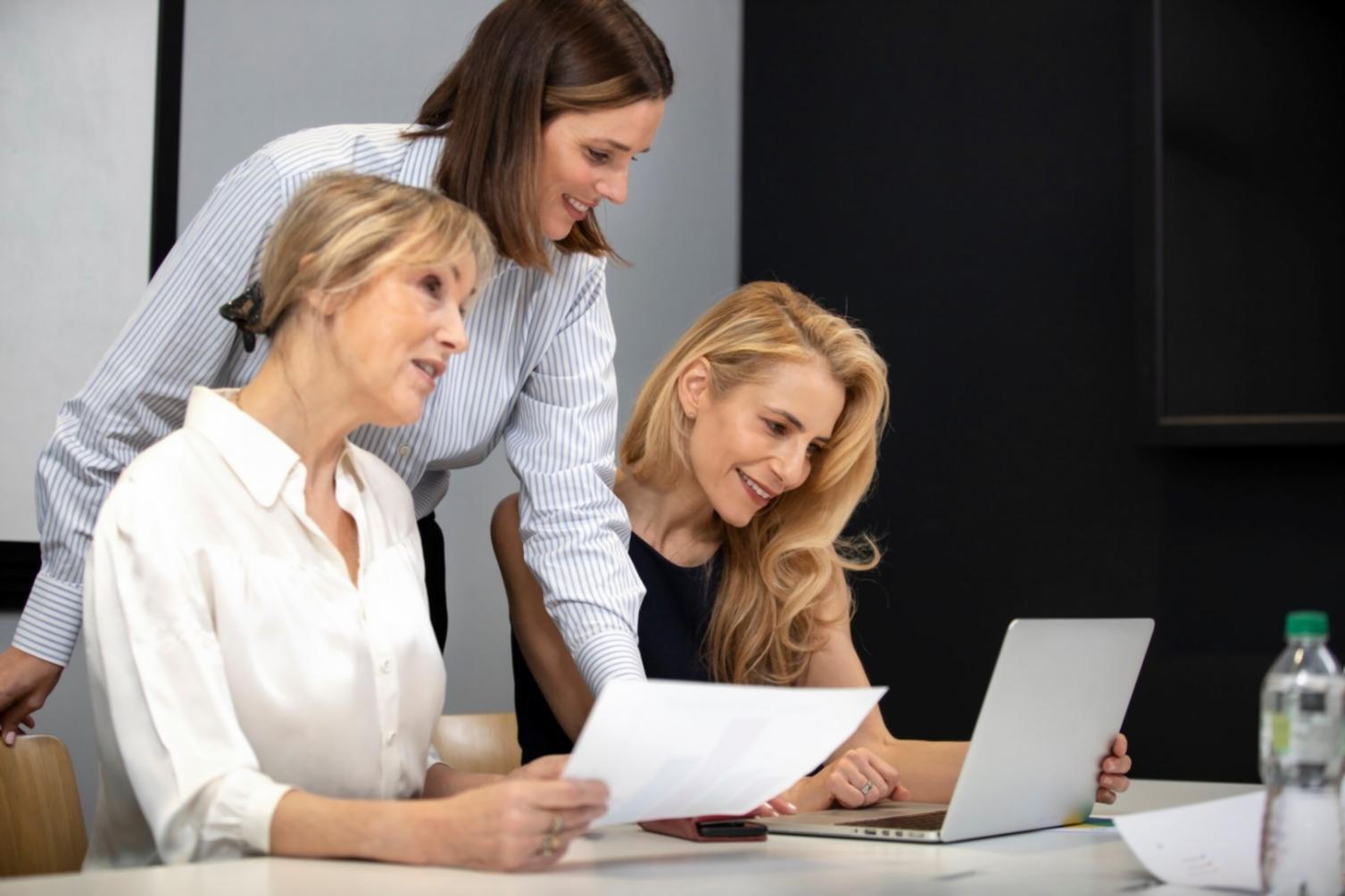 Equipo de consultores financieros trabajando en estrategias empresariales