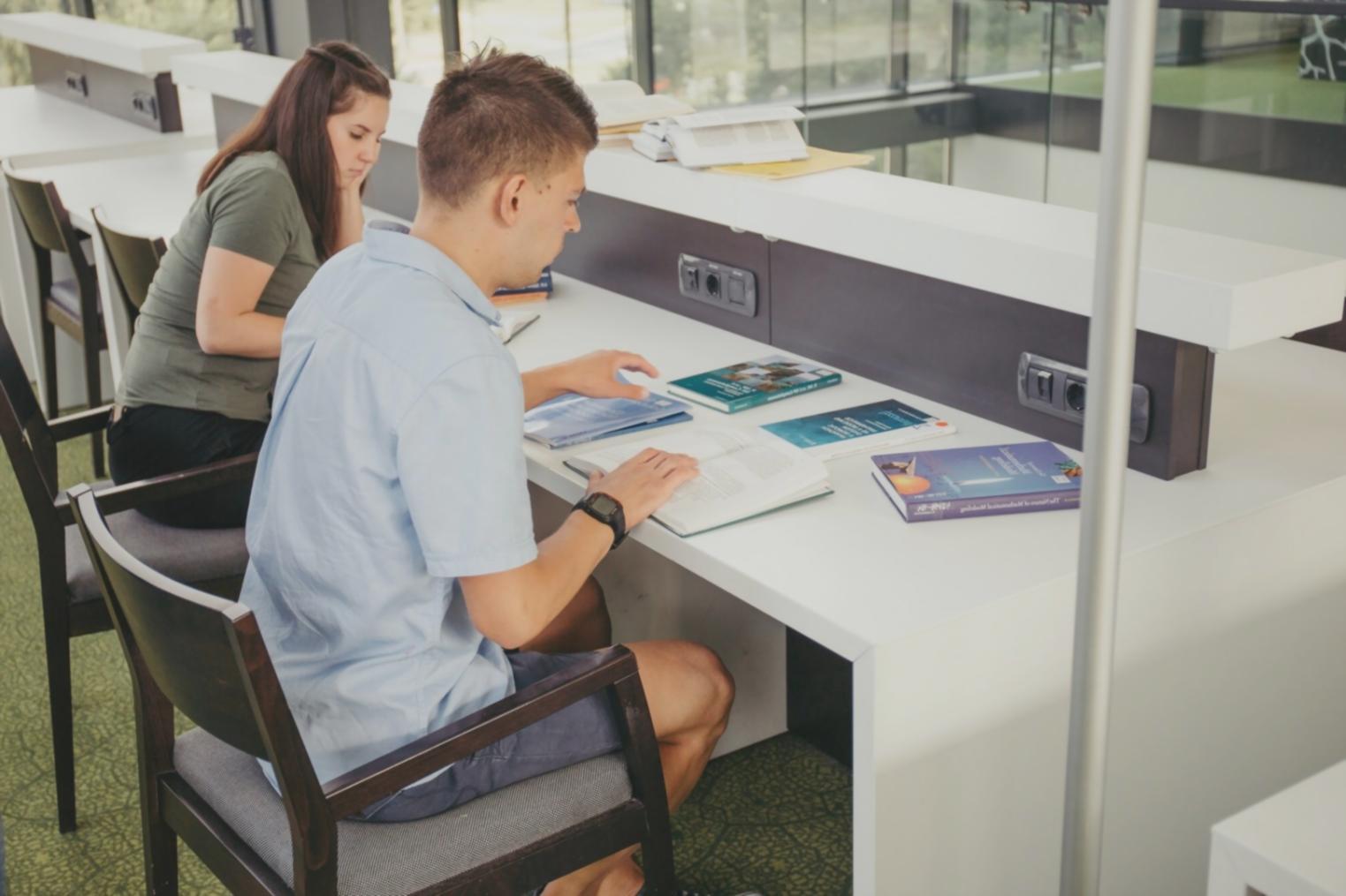 Equipo de eralivoxentia trabajando en estrategias financieras